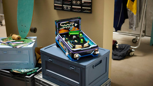 LEGO Icons 11374 Arcade Pinball Machine – un flipper jucabil din piese LEGO ajunge în colecția Icons